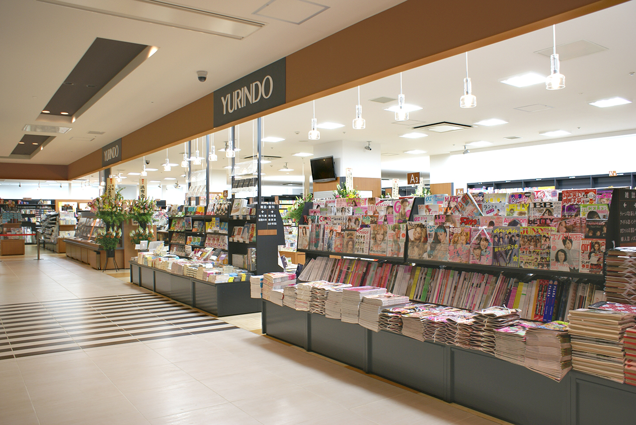 書店の有隣堂東急プラザ戸塚店・ビルの通路沿い入口