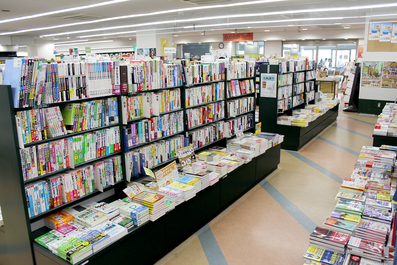 書籍売場。背の低い棚が並んでいる